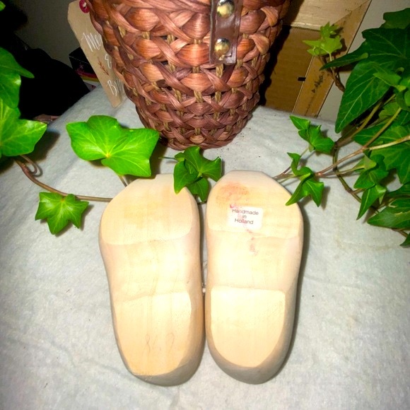 Dutch Engraved Meghan Knickknack Wooden Shoes - Picture 3 of 3